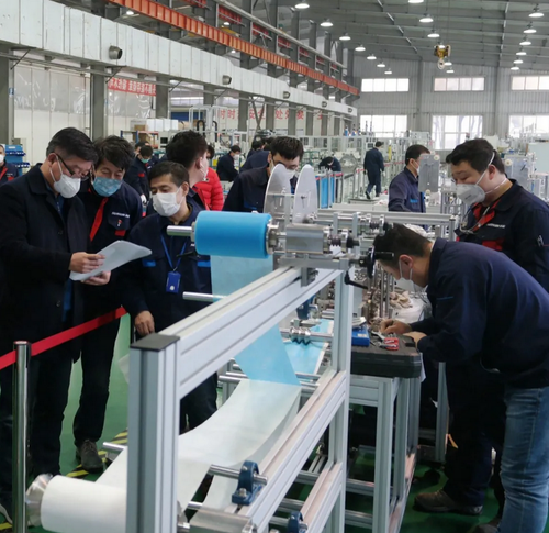新松技术团队正在调试智能医用口罩生产线 新松技术团队正在调试智能医用口罩生产线