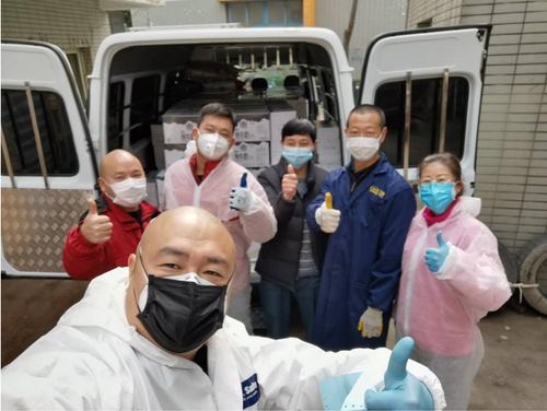 志愿者范艳霞（2排右1）、范艳霞的先生瞿皓（2排右2），瞿先生在范女士的带动下，第一时间也加入志愿者工作