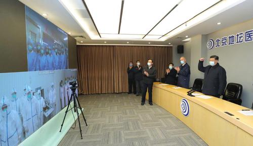 2   2月10日，习近平在首都医科大学附属北京地坛医院远程诊疗中心，通过视频连线武汉市收治新冠肺炎患者的金银潭医院、协和医院、火神山医院，了解情况、听取意见和建议，慰问一线医务工作者。