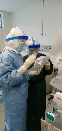 2 王泠（左）在重症病房中指导管护工作。