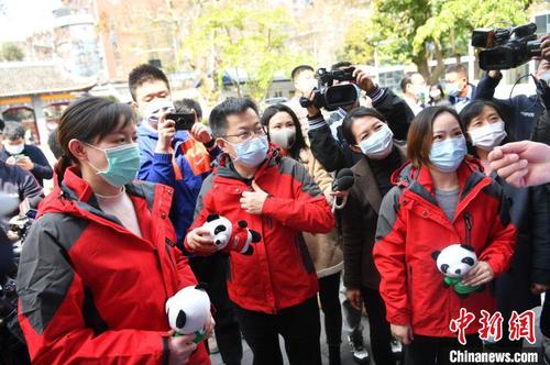 专家组出发前接受媒体采访?！≌爬?摄