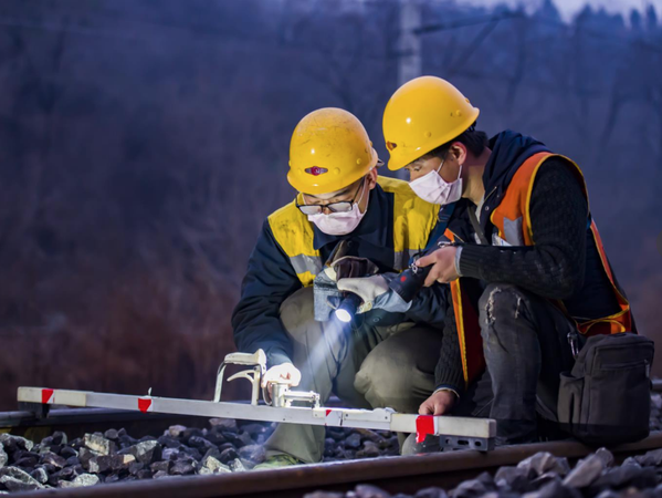 清筛车作业自检人员与工务部门核对线路水平数据。贾佳 摄