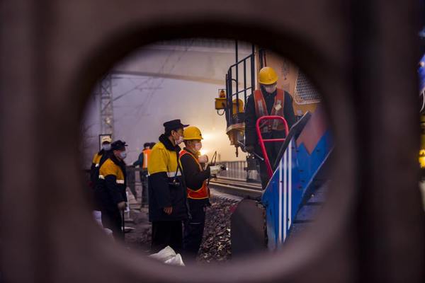 清筛车组车队长杨勇对清筛车作业装置石砟爪链进行二次确认。