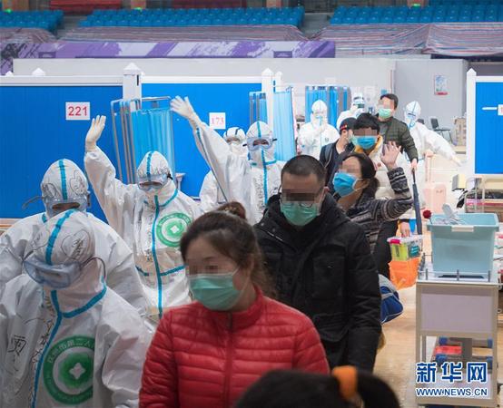 5 3月10日，武汉武昌方舱医院正式休舱。这是医护人员护送痊愈患者出舱。 新华社记者 肖艺九 摄