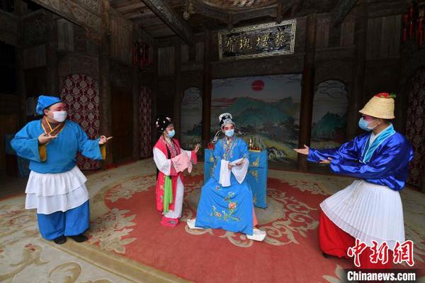 演员们戴口罩进行花鼓戏的排练?！⊙罨?摄