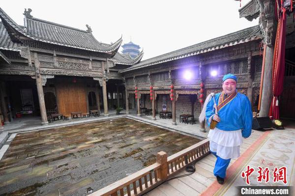 受疫情影响，有时现场没有观众，但演员依然倾情演出?！⊙罨?摄