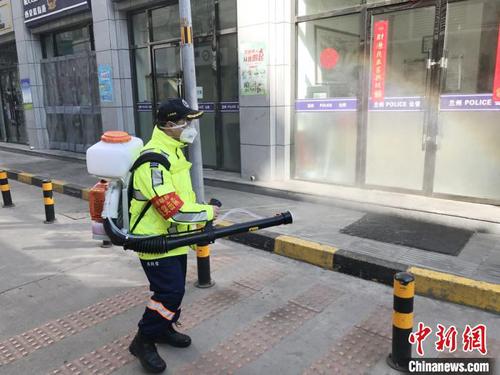 图为志愿者进行消杀作业。甘肃方舟救援志愿服务队供图 图为志愿者进行消杀作业。甘肃方舟救援志愿服务队供图