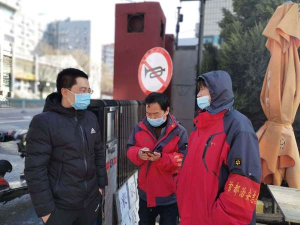 对小区物业出入大门严查证、测体温，进车查看后备箱等工作程序进行实地检查