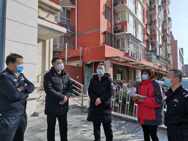 与街道领导督查辖区单位防疫工作落实情况