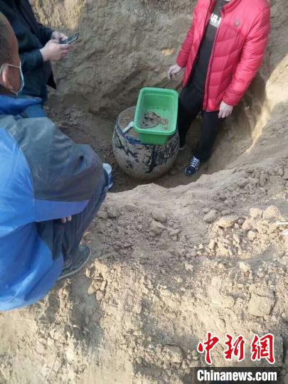 威县一瓮中发掘出千余枚宋代铜钱币?！±钐?摄