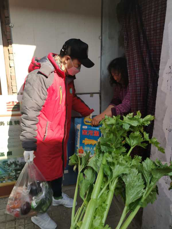 武鑫将买好的蔬菜送给大姐 武鑫将买好的蔬菜送给大姐