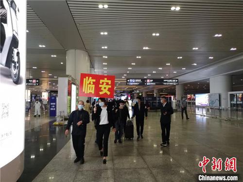 劳务协作扶贫专列抵达杭州?！≌澎匣?摄