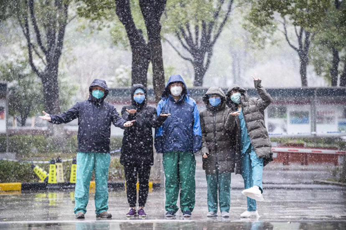 一天工作结束，患者病情好转，回程的路上遇漫天大雪，队员们充满喜悦（左一为唐子人）