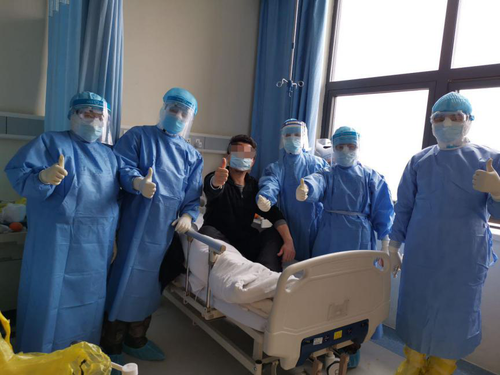 患者夸赞朝阳医院的医护人员（左二为唐子人）