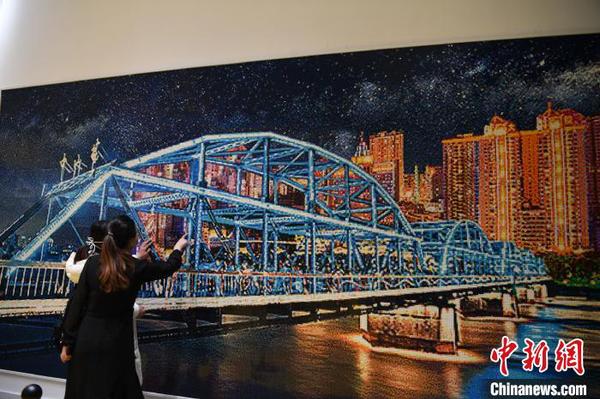 图为民众观赏乐高《兰州黄河铁桥》作品?！⊙钛廾?摄