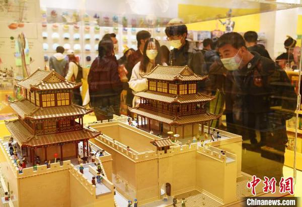 图为耗时800个小时，使用165000块乐高颗粒搭建的嘉峪关3D模型?！⊙钛廾?摄