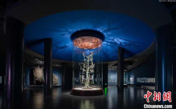 三星堆博物馆展览的大型铜神树。三星堆博物馆供图