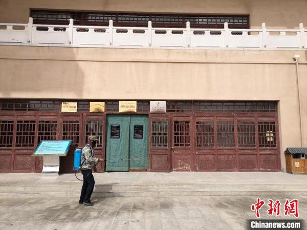 图为工作人员在草圣故里文化产业园景区内消毒?!∥航鹆?摄 图为工作人员在草圣故里文化产业园景区内消毒?!∥航鹆?摄