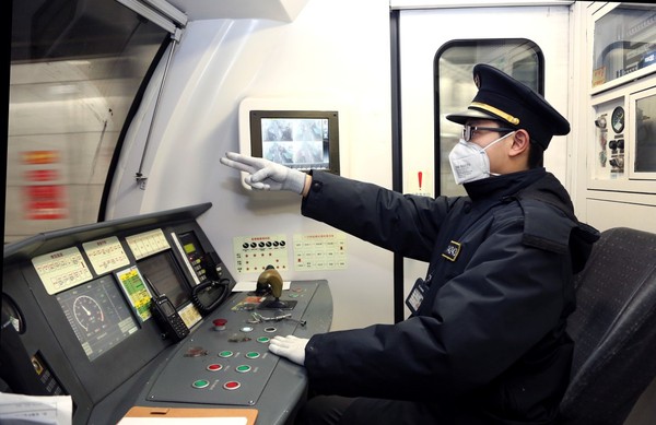 地铁工作人员在关注客流变化