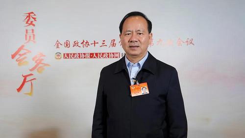 △全国政协常委、广西民族大学校长谢尚果