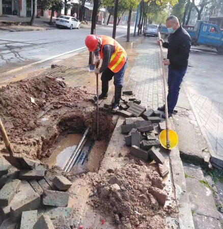 武汉市江夏区水务部门抢修金口镇小岭湾供水管道 武汉市江夏区水务部门抢修金口镇小岭湾供水管道