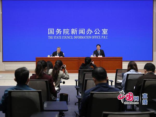 国务院新闻办举行《国务院办公厅关于应对新冠肺炎疫情影响强化稳就业举措的实施意见》有关情况政策例行吹风会