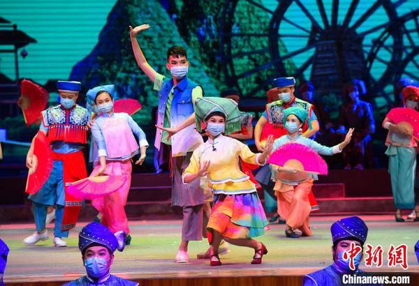 图为3月21日，广西演职人员佩戴口罩，复排彩调剧《新刘三姐》。　粟俊 摄