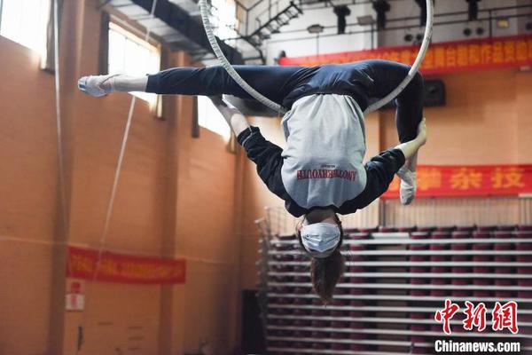 图为3月25日，广西杂技团的演员在训练杂技基本功。　粟俊 摄
