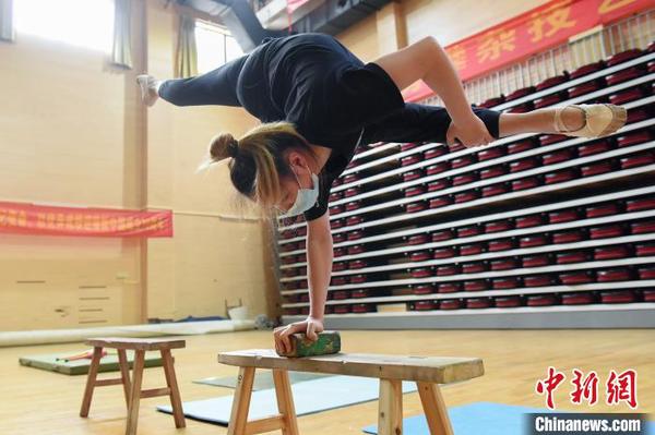 图为3月24日，广西杂技团的演员在训练杂技基本功?！∷诳?摄