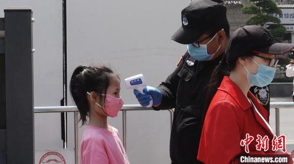 图为民众进馆前要进行测温等步骤?！〉程镆?摄