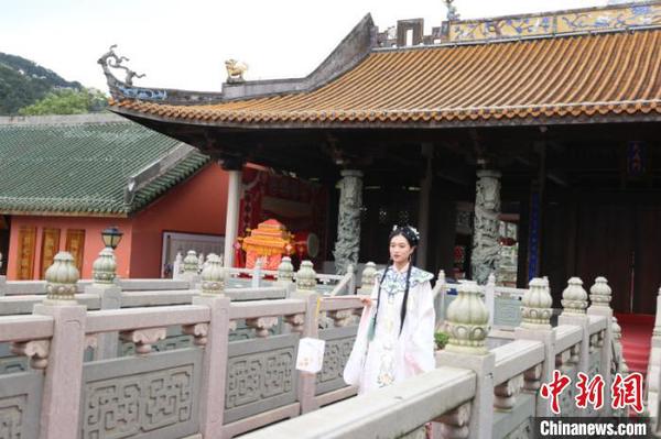 “三月三”广西南宁民众着汉服邀约出游