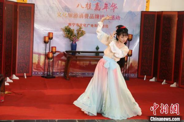 图为参与者进行汉舞表演 林浩 摄 图为参与者进行汉舞表演 林浩 摄
