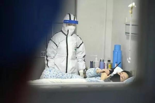 △1月23日，全国政协委员、武汉协和医院院长胡豫深入隔离病房慰问病人