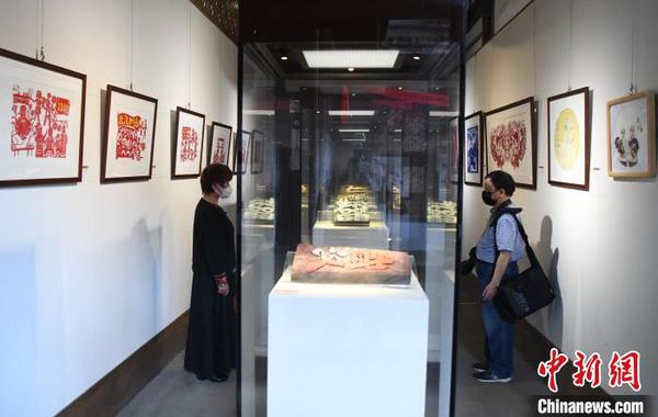 此次展览近百件参展作品，均为福建非遗传承人围绕“战疫”题材的用心之作?！〖钦吡蹩筛?摄