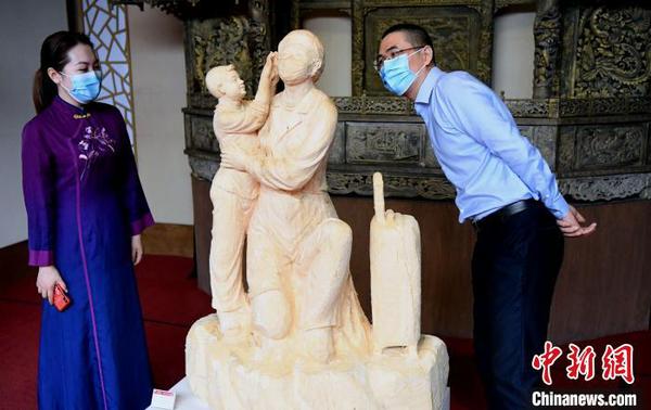 参展木雕作品《疫不容辞》吸睛?！〖钦吡蹩筛?摄