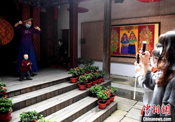 泉州市提线木偶戏传承保护中心青年演员蔡思雅表演提线木偶戏?！〖钦吡蹩筛?摄