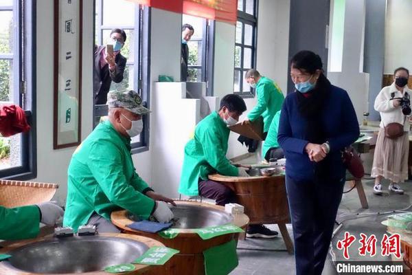 2020年西湖龙井茶炒茶王大赛现场?！∏糠?摄