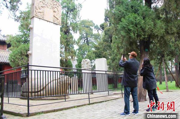 图为游客在“三孔”景区内参观?！『卵撬?摄