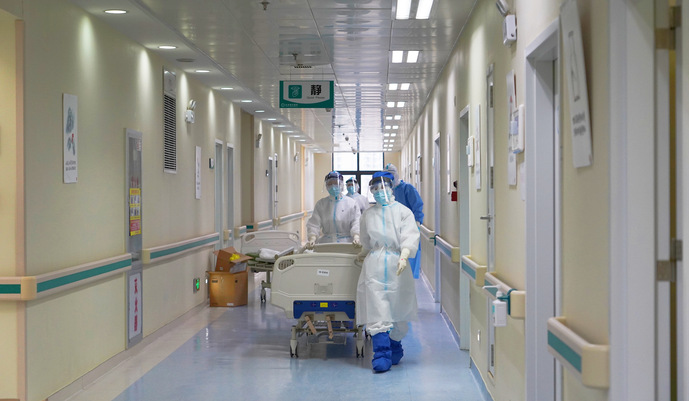 心疼！靠“摸冰”继续坚守武汉工作的国家医疗队！