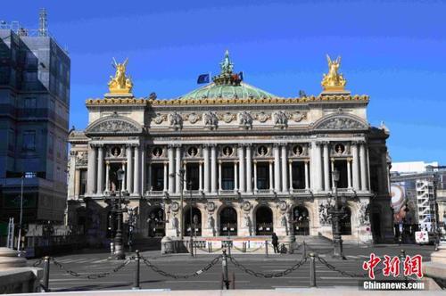 巴黎歌剧院门前当天几乎看不到行人和车辆。<a target='_blank' href='http://www.chinanews.com/'>中新社</a>记者 李洋 摄 点击进入下一页