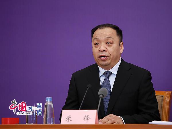 国家卫生健康委新闻发言人、宣传司副司长米锋主持会议