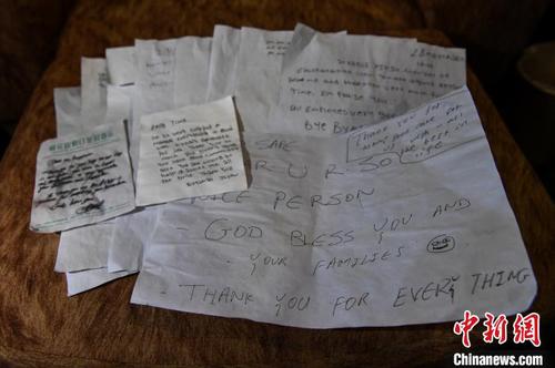 离别时，非洲朋友给冯丕文写的感谢信?！∥淇〗?摄