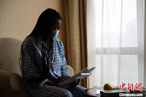 丽萨每天都会在酒店的落地窗前读书?！∥淇〗?摄