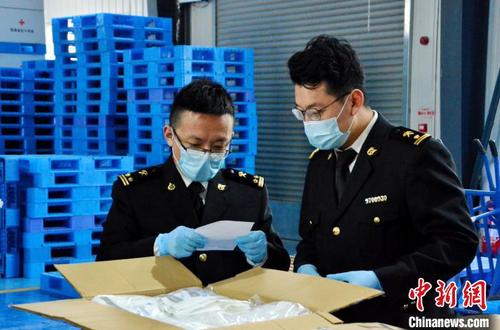 图为海关工作人员对物资进行查验?！÷车ぱ?摄