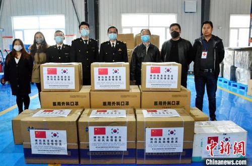 图为工作人员合影留念?！÷车ぱ?摄