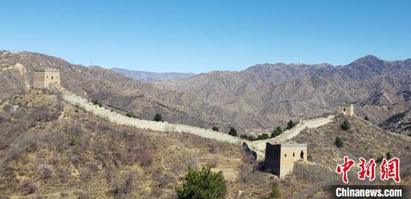 蜿蜒迂回的乌龙沟长城(局部)宛如巨龙横亘在太行山上，雄伟壮观?！⌒烨擅?摄