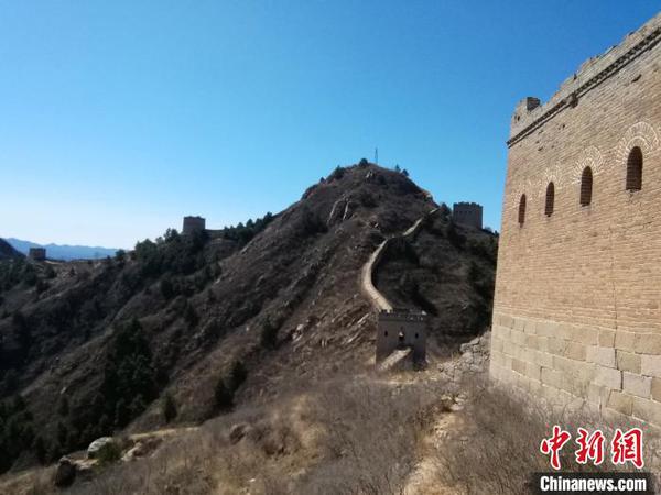 座座敌台连接，互成拱卫之势。　吕子豪 摄