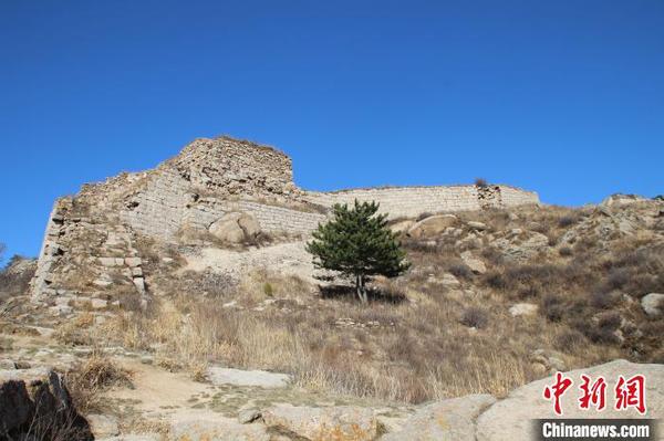 涞源插箭岭段部分坍塌的长城。　吕子豪 摄