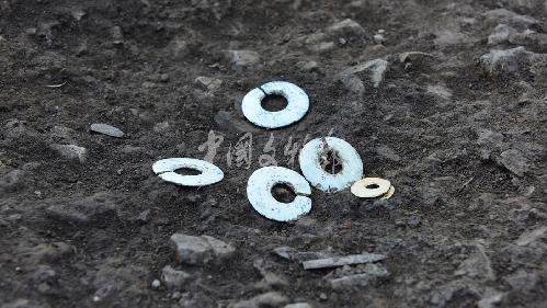 小南山遗址M1出土的玉器 点击进入下一页