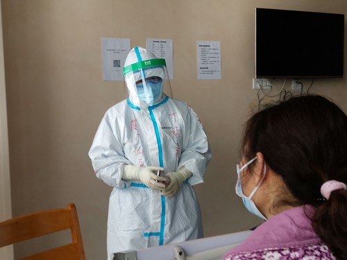 丁丽君委员为患者进行心理干预 丁丽君委员为患者进行心理干预